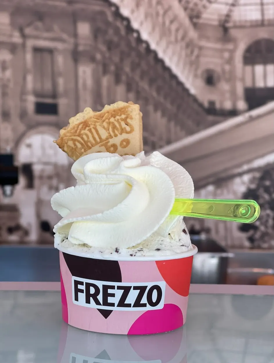 Een bakje Frezzo-ijs met slagroom en een wafeltje