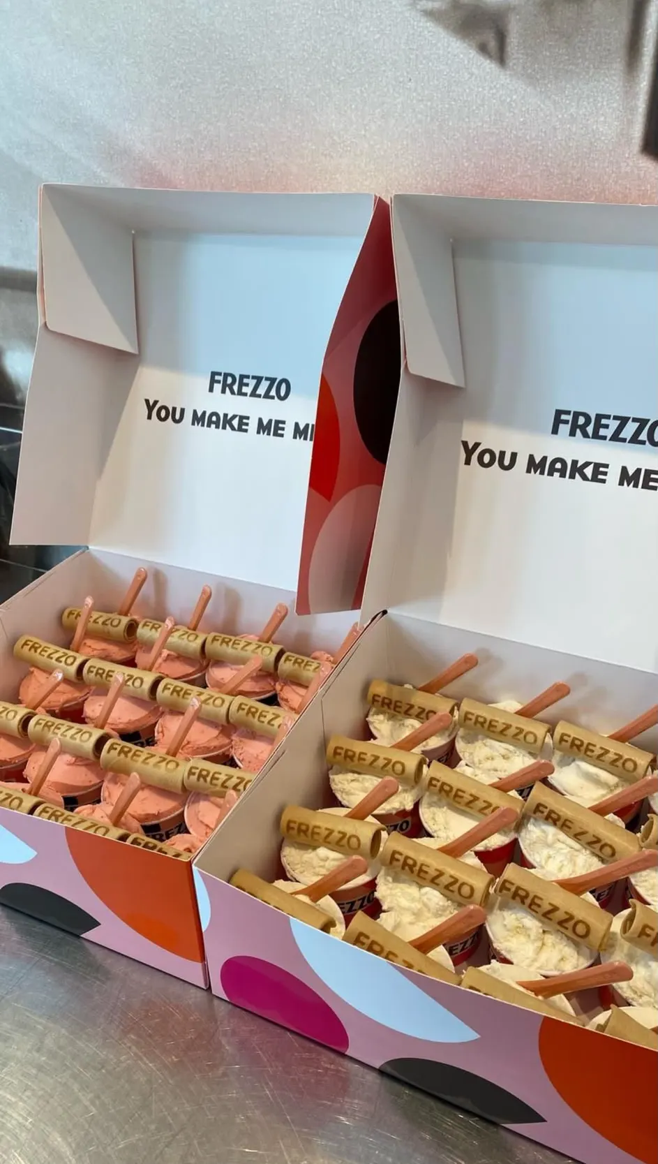 Twee open traktatieboxen van Frezzo vol ijsjes met een wafeltje